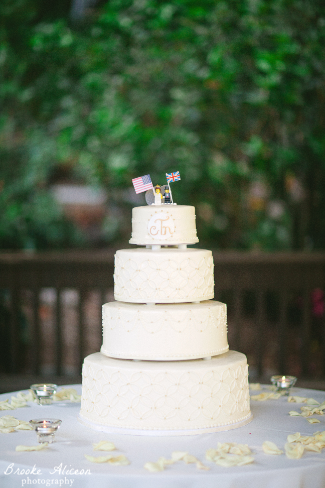 Brooke Aliceon Photography, San Diego Botanical Garden wedding, vintage style wedding, classic style wedding, VG'S cake, Wedding cake