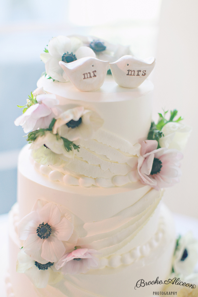 wedding cake photos, white vintage wedding cake, bird wedding cake toppers